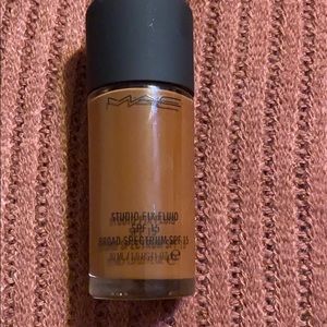 MAC Studio Fix Fluid SPF 15 in Shade NW57